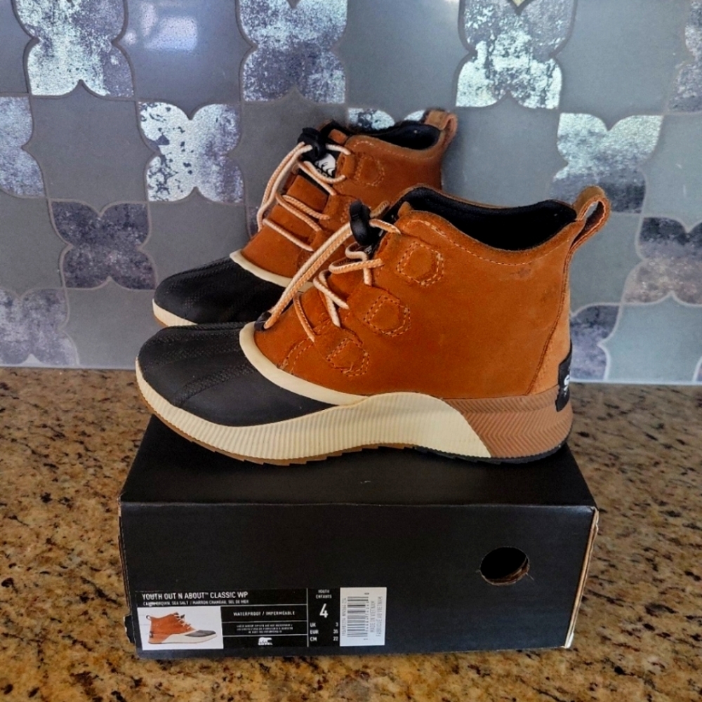 Youth sorel Waterproof boot sz4